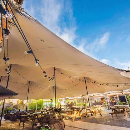 Court Yard Hotel Лейкслип Екстериор снимка