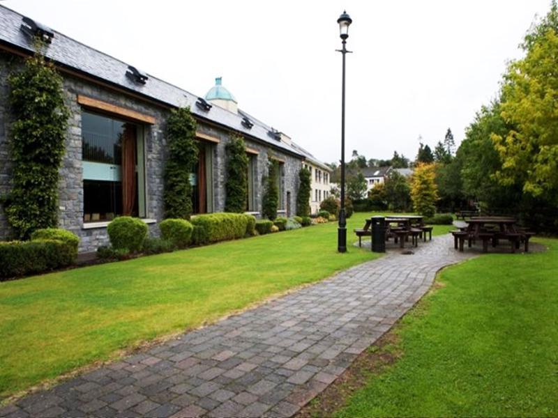 Court Yard Hotel Лейкслип Екстериор снимка